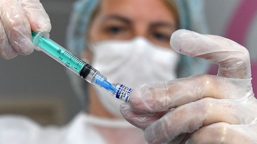 «Борьба за деньги и влияние»: почему во Франции призвали ЕС не признавать российскую и китайскую вакцины против COVID-19