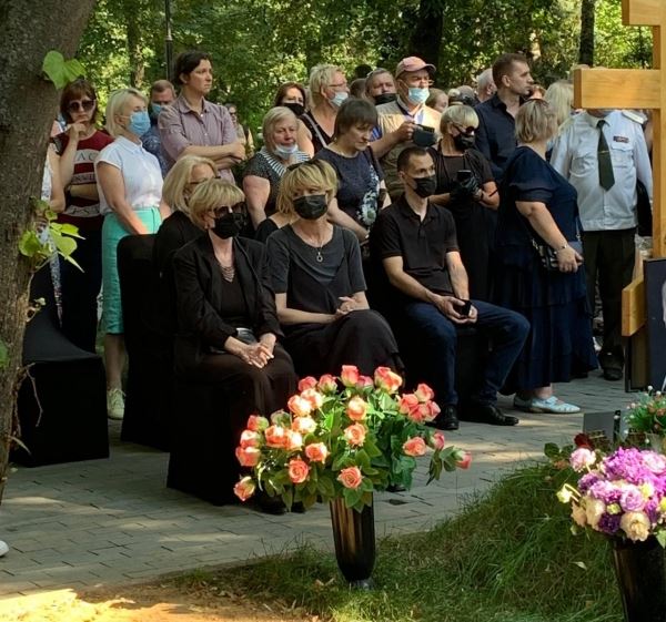 Дочь Меньшова провела странный обряд над открытым гробом отца