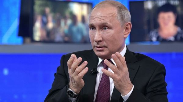 Российского чиновника уволили после жалобы на прямой линии Путина