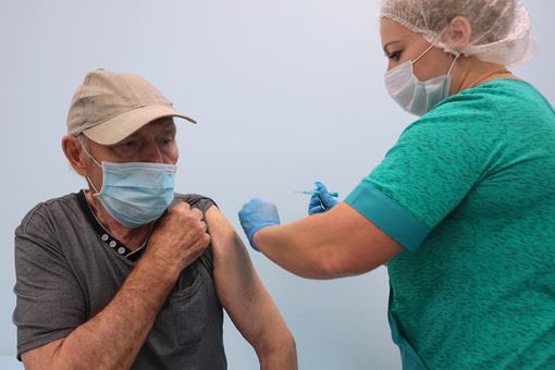 В Совфеде и Госдуме оценили идею доплатить пенсионерам за вакцинацию